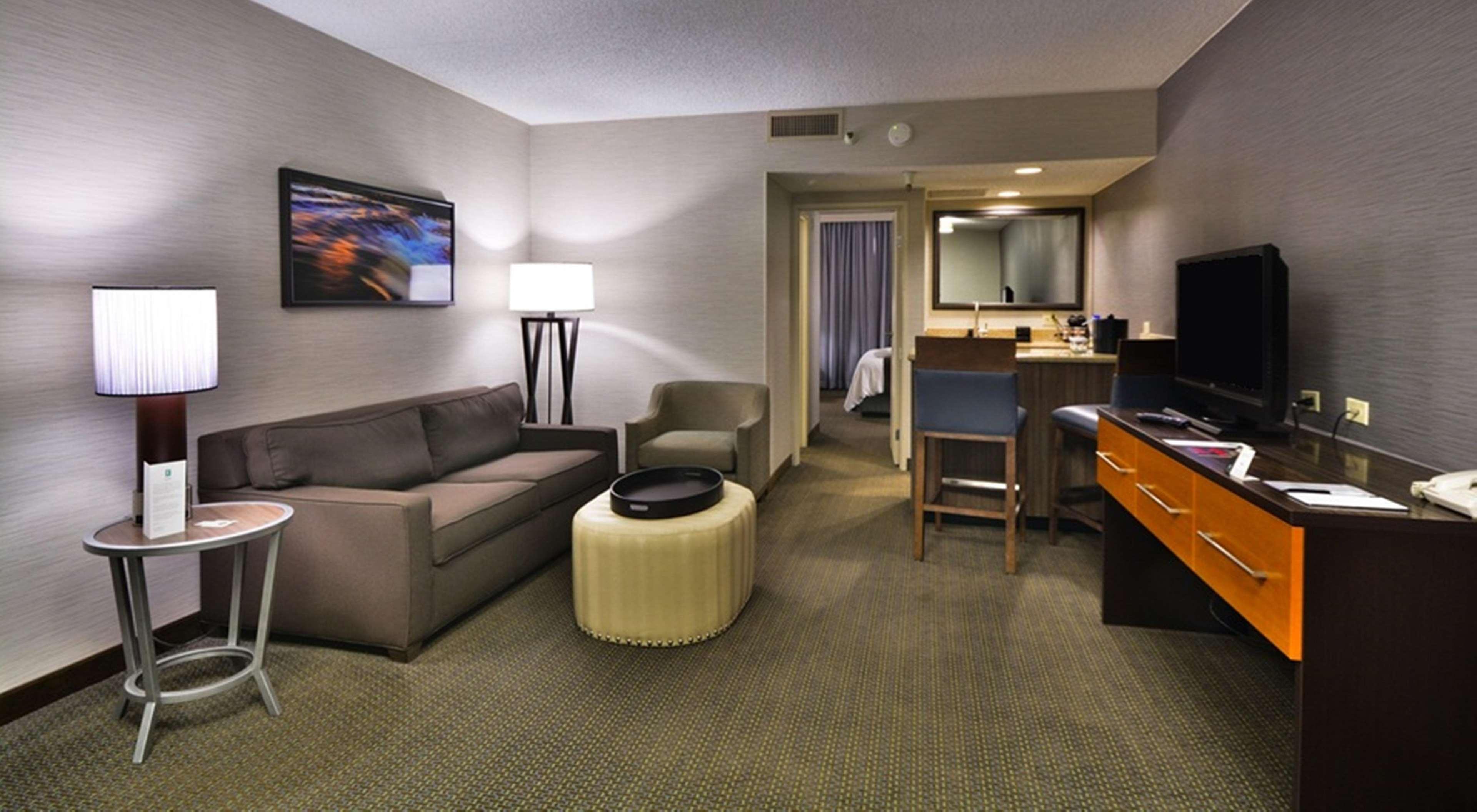 Hotel Embassy By Hilton Central Park Denver