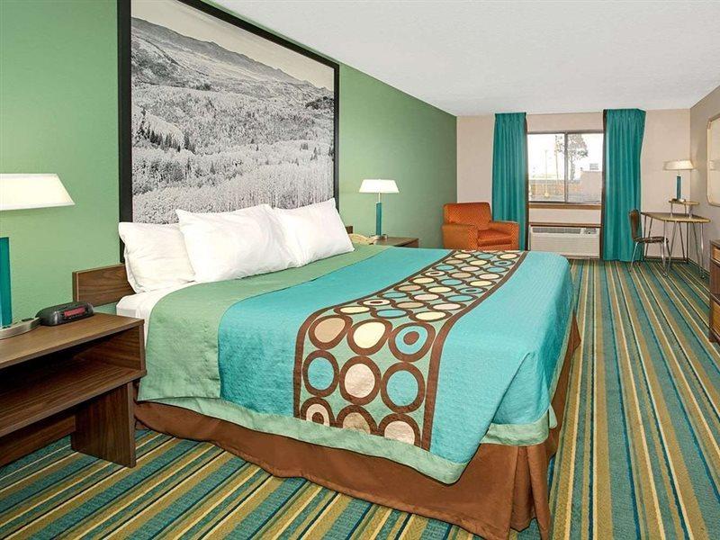 Super 8 By Wyndham Stapleton Hotel