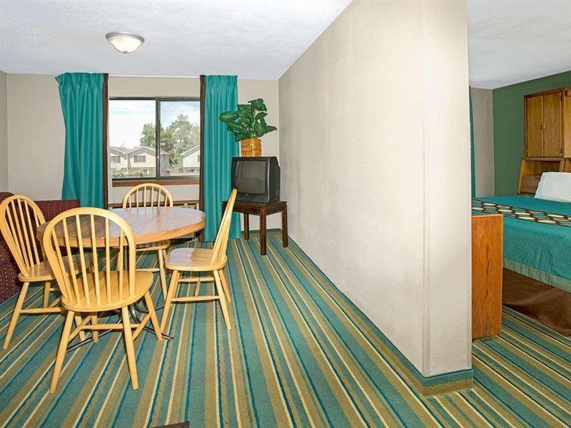 Super 8 By Wyndham Stapleton Denver