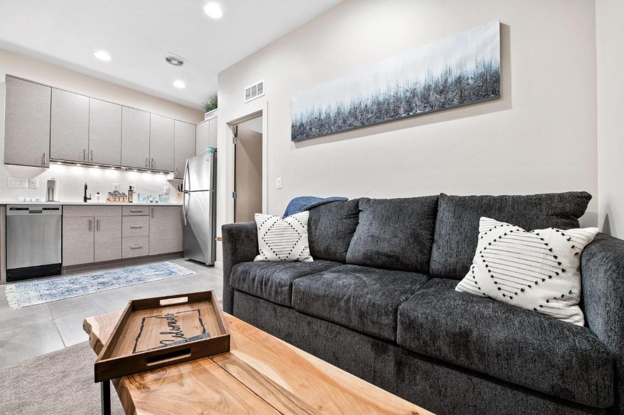Fresh Decor - 2br Getaway - Walk To Sloan's Apartment *