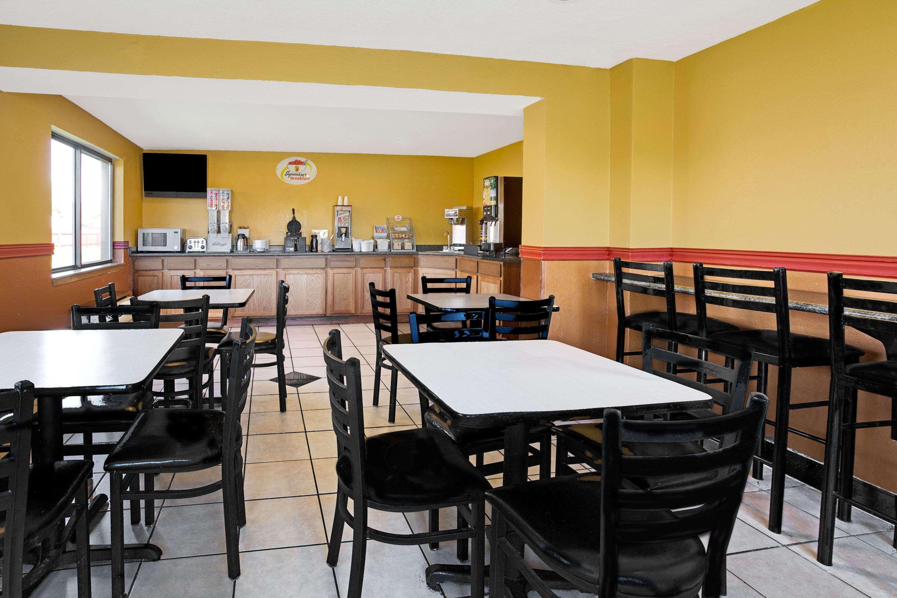 Super 8 By Wyndham Stapleton Hotel