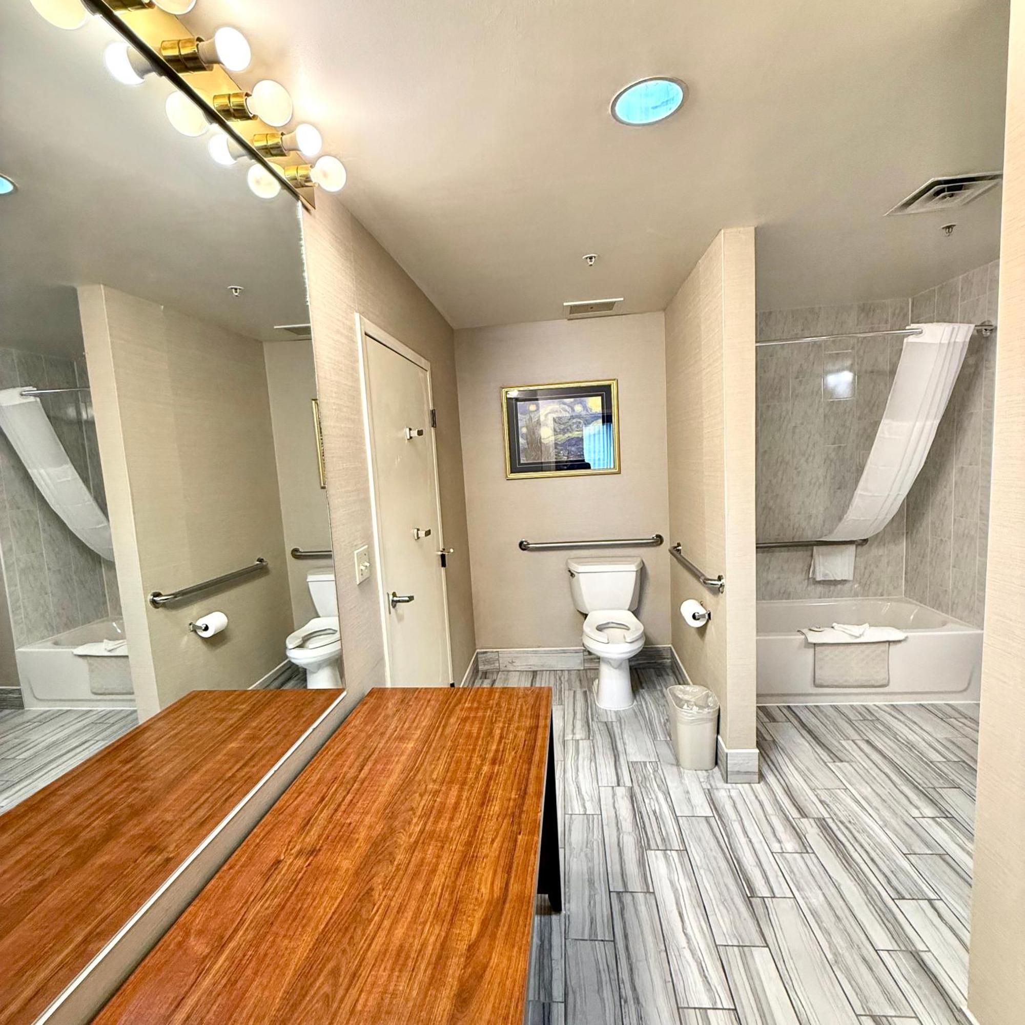 Ramada By Wyndham International Airport 3*