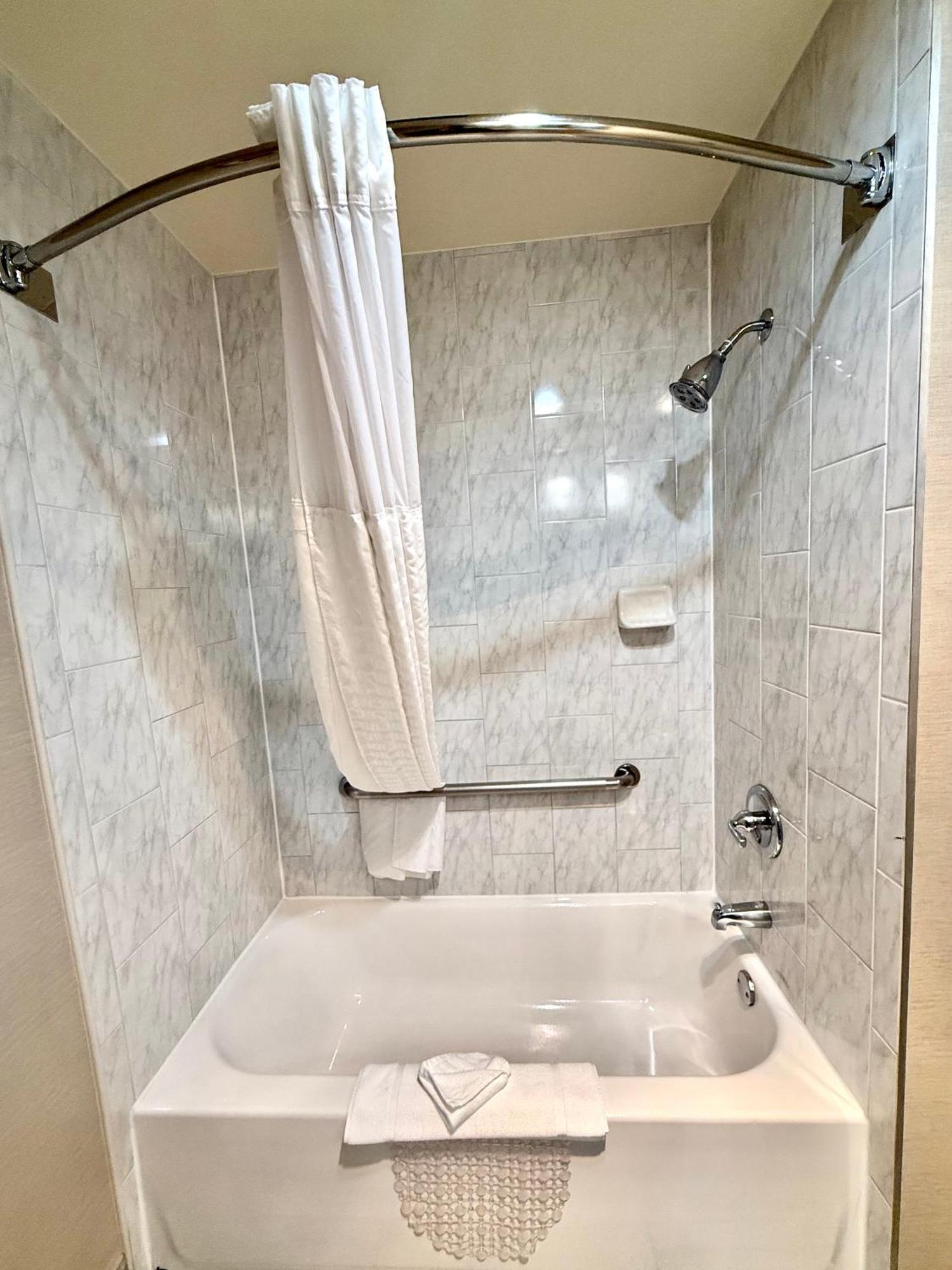 Ramada By Wyndham International Airport Hotel 3*