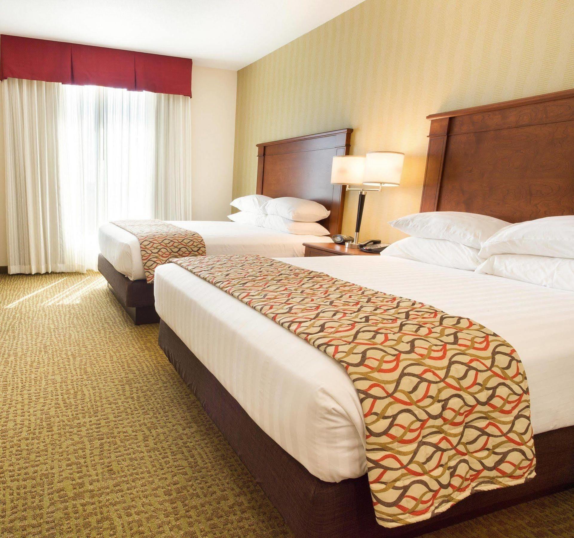 Drury Plaza Park 3*