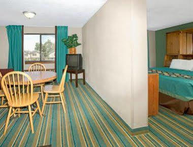 Hotel Super 8 By Wyndham Stapleton Denver